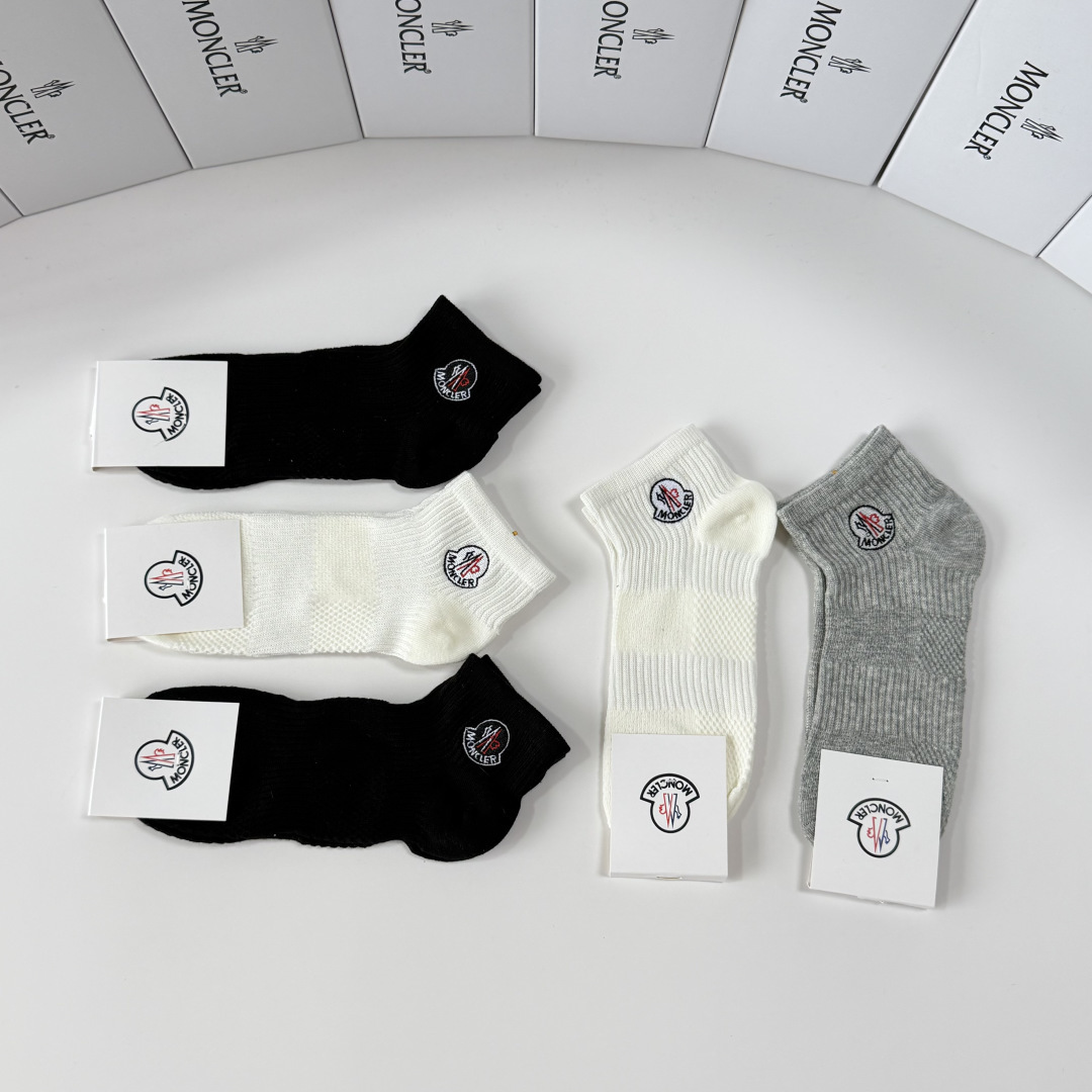 💛配包装MONCLER（蒙口）新款经典刺绣中短款堆堆袜袜子！一盒五双， 专柜同步筒袜袜子，💛大牌出街，潮