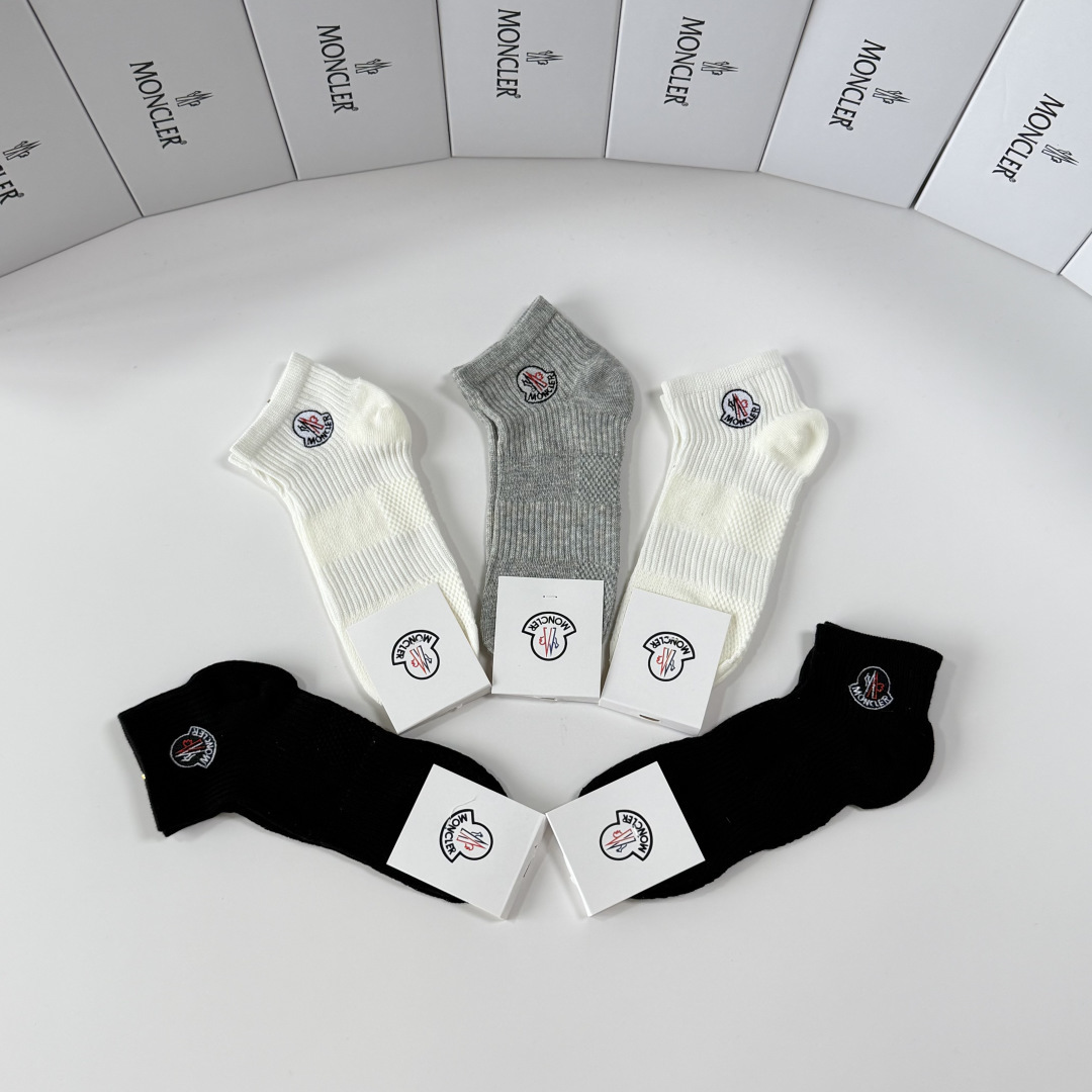 💛配包装MONCLER（蒙口）新款经典刺绣中短款堆堆袜袜子！一盒五双， 专柜同步筒袜袜子，💛大牌出街，潮