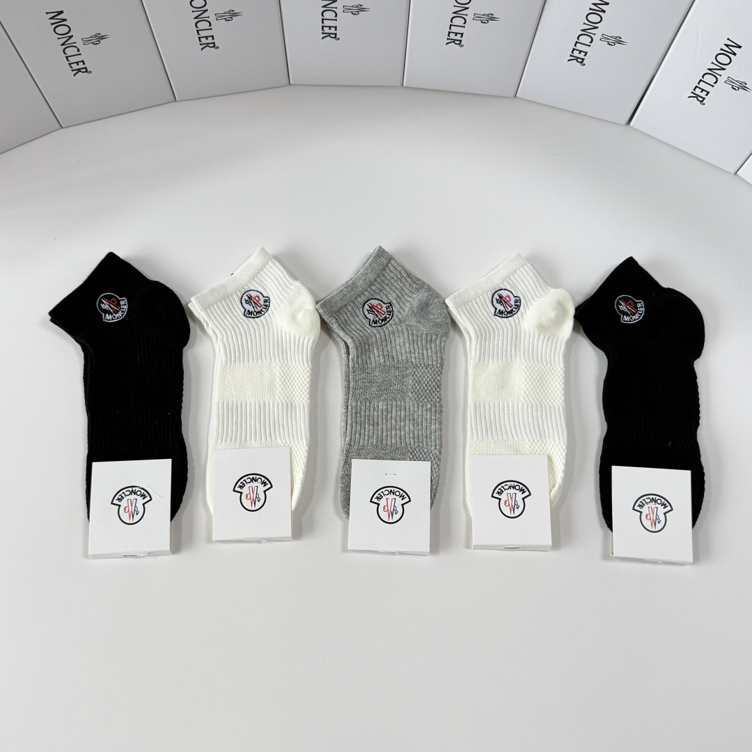 💛配包装MONCLER（蒙口）新款经典刺绣中短款堆堆袜袜子！一盒五双， 专柜同步筒袜袜子，💛大牌出街，潮