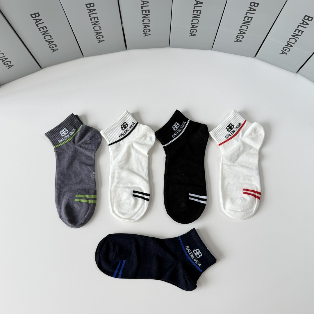 💛配专柜包装Balenciaga（巴黎世家）新款中短款堆堆袜袜子！一盒五双，专柜同步筒袜袜子，💛大牌出街