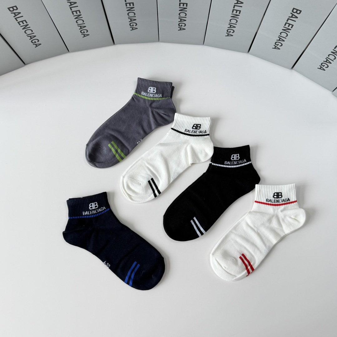 💛配专柜包装Balenciaga（巴黎世家）新款中短款堆堆袜袜子！一盒五双，专柜同步筒袜袜子，💛大牌出街