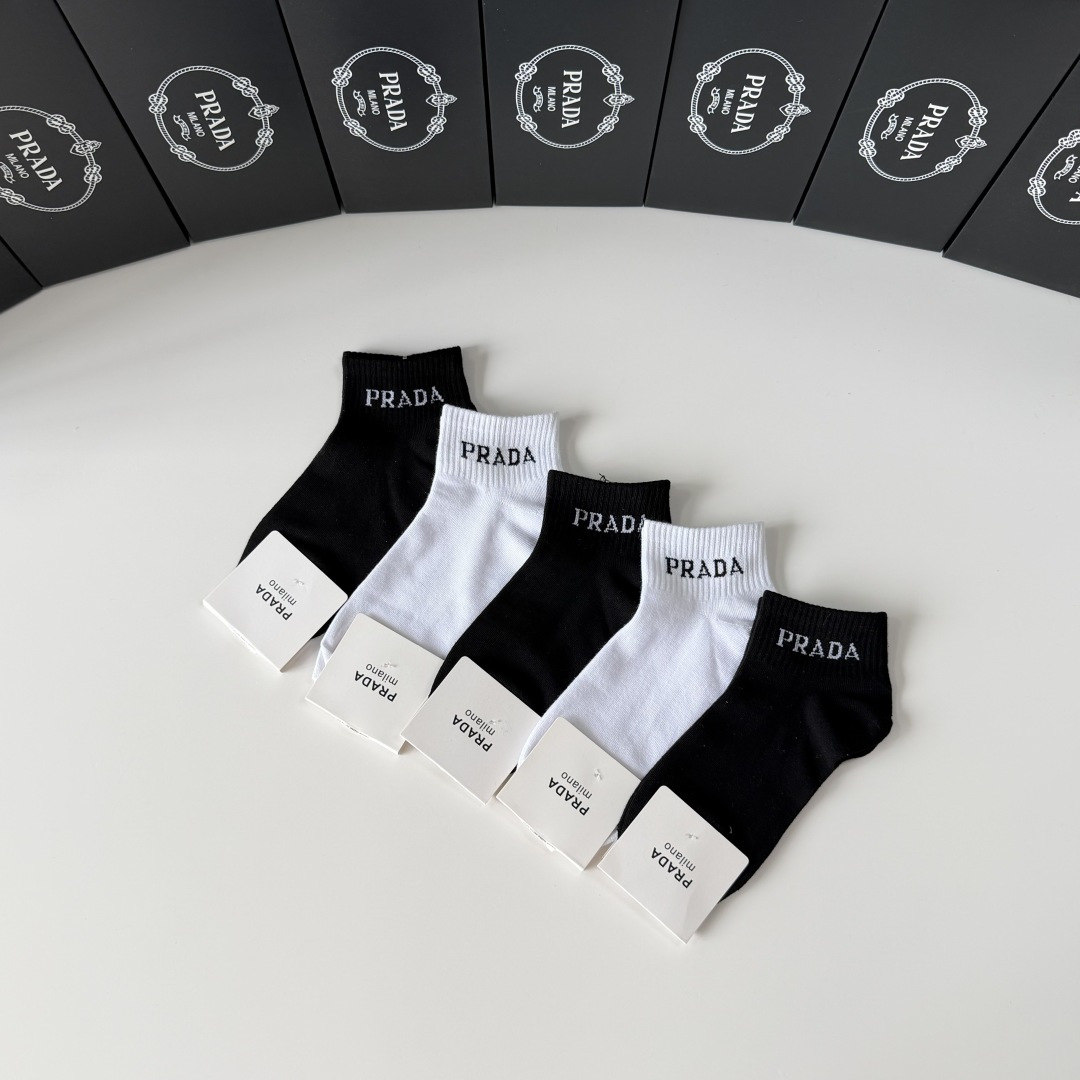 💛配专柜包装Prada（普拉达）新款中短款堆堆袜袜子！一盒五双，专柜同步筒袜袜子，💛大牌出街，潮人必备。