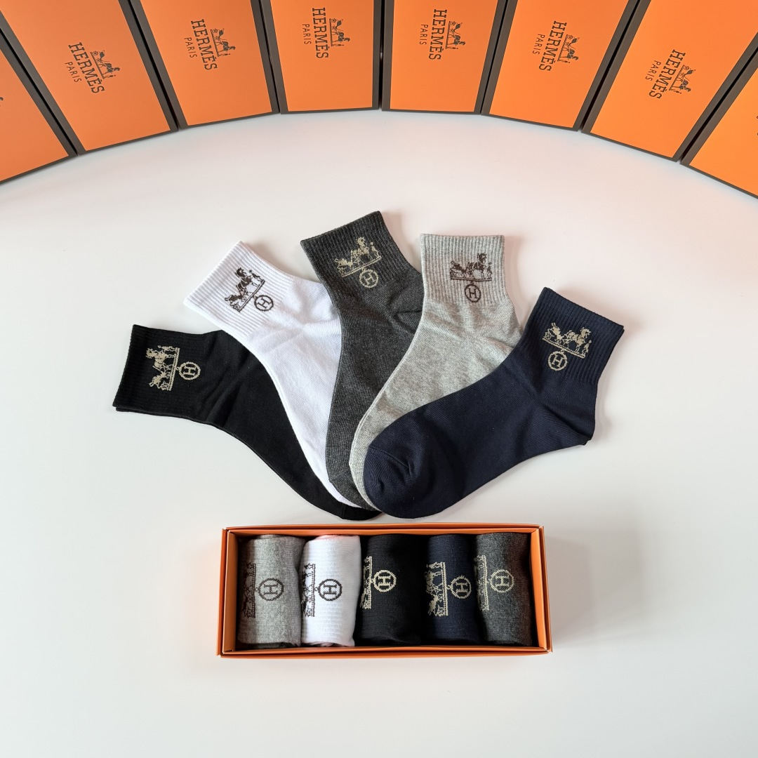 💛配专柜包装Hermes （爱马仕）新款中长款堆堆袜袜子！一盒五双，专柜同步筒袜袜子，💛大牌出街，潮人必