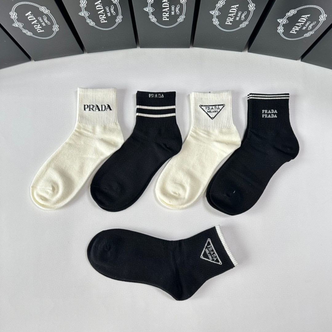 💛配专柜包装Prada（普拉达）新款中长款堆堆袜袜子！一盒五双，专柜同步筒袜袜子，💛大牌出街，潮人必备。