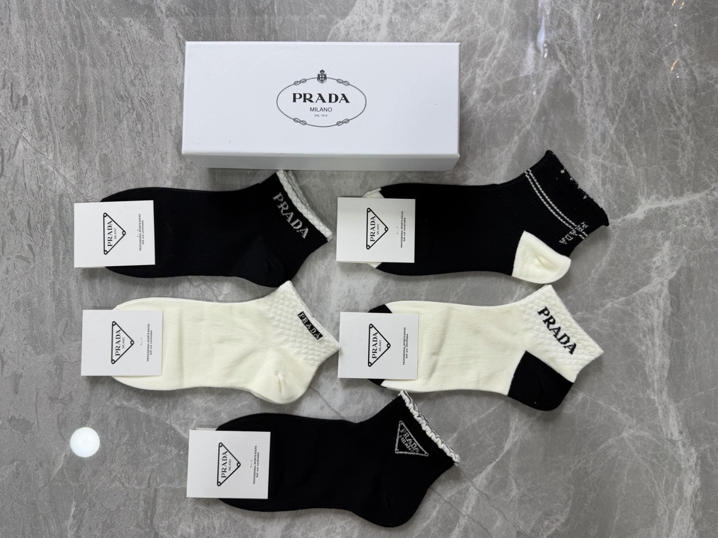💛配包装PRADA（普拉达）新款中短款堆堆袜袜子！一盒五双， 专柜同步筒款袜子，💛大牌出街，潮人必备。超