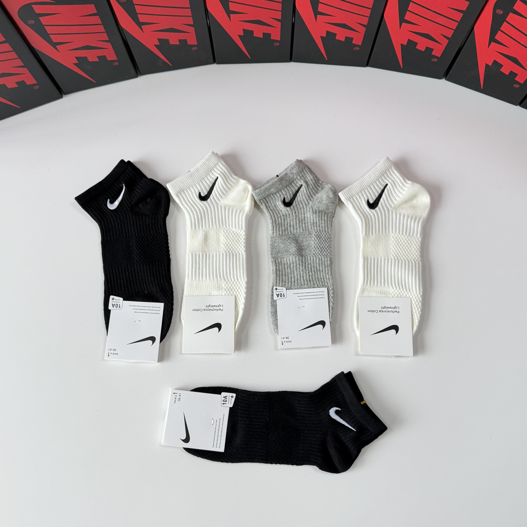 💛配专柜包装NIKE（耐克）新款刺绣中短款袜堆堆袜袜子！一盒五双，专柜同步筒袜袜子，💛大牌出街，潮人必备