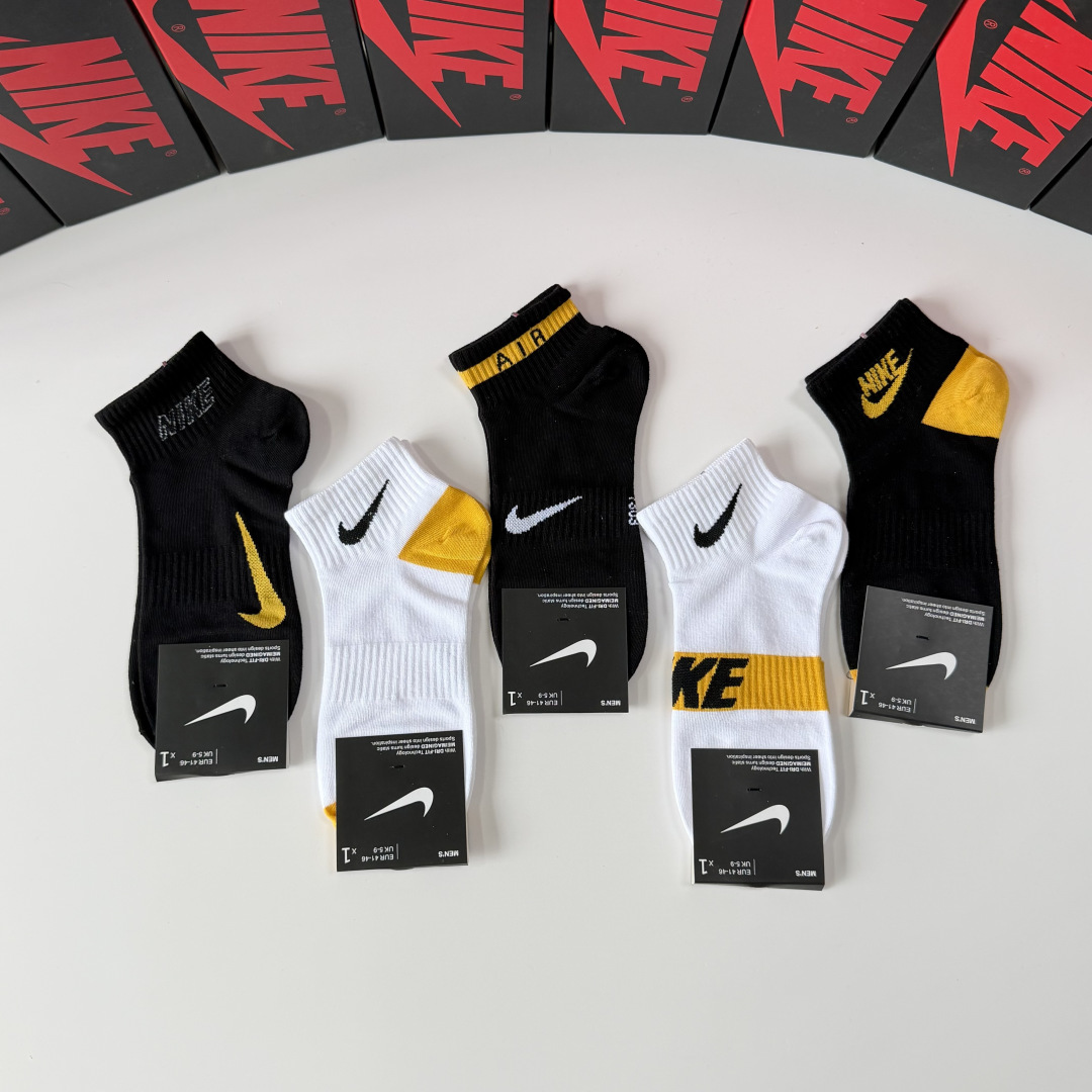 💛配专柜包装NIKE（耐克）新款中短款袜堆堆袜袜子！一盒五双，专柜同步筒袜袜子，💛大牌出街，潮人必备。超