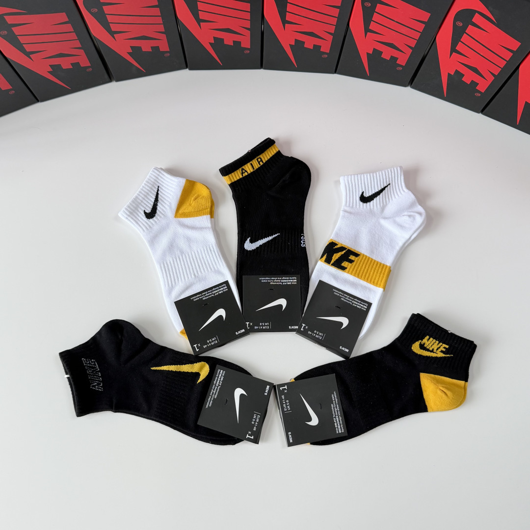 💛配专柜包装NIKE（耐克）新款中短款袜堆堆袜袜子！一盒五双，专柜同步筒袜袜子，💛大牌出街，潮人必备。超