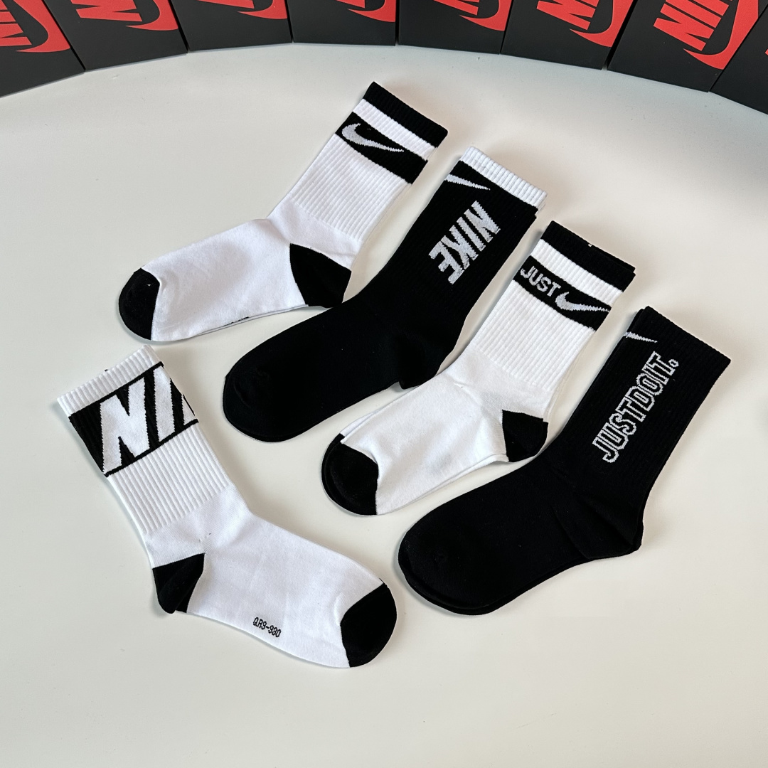 💛配包装NIKE（耐克）新款中长款堆堆袜袜子！一盒五双， 专柜同步筒款袜子，💛大牌出街，潮人必备。超好搭