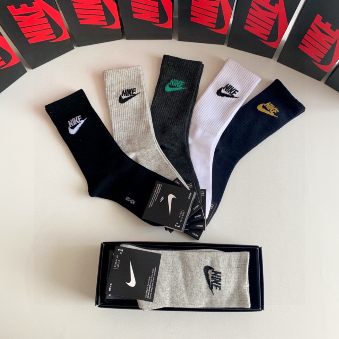 💛配包装NIKE（耐克）新款中长款堆堆袜袜子！一盒五双， 专柜同步筒款袜子，💛大牌出街，潮人必备。超好搭