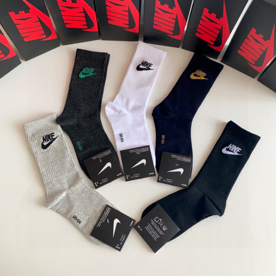 💛配包装NIKE（耐克）新款中长款堆堆袜袜子！一盒五双， 专柜同步筒款袜子，💛大牌出街，潮人必备。超好搭