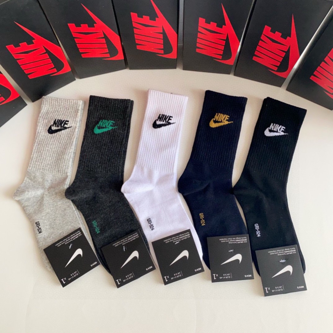 💛配包装NIKE（耐克）新款中长款堆堆袜袜子！一盒五双， 专柜同步筒款袜子，💛大牌出街，潮人必备。超好搭