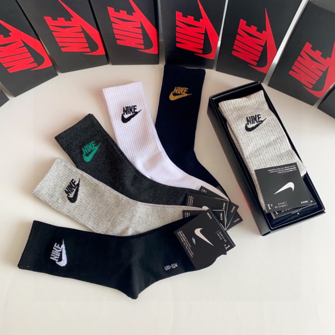 💛配包装NIKE（耐克）新款中长款堆堆袜袜子！一盒五双， 专柜同步筒款袜子，💛大牌出街，潮人必备。超好搭
