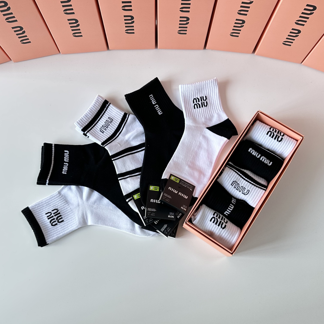 💛配专柜包装MiuMiu（缪缪）新款中长款堆堆袜袜子！一盒五双，专柜同步筒袜袜子，💛大牌出街，潮人必备。