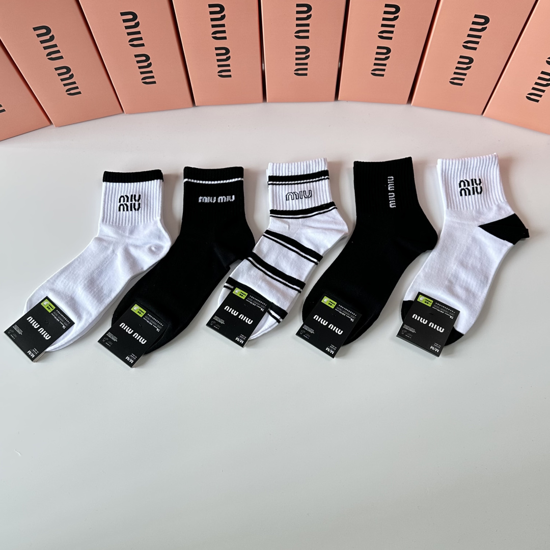 NO:851789,Special counter packaging MiuMiu's new mid-length socks!  Five pairs in a box, synchronized tube socks at the counter, big brands going out on the street, must-have socks for fashionistas, stockings, socks, miumiu, socks19860909特配专柜包装 MiuMiu（缪缪）新款中长款堆堆袜袜子！一盒五双,专柜同步筒袜袜子,大牌出街,潮人必备超好搭袜子,丝袜,袜子,miumiu,socks,accessory