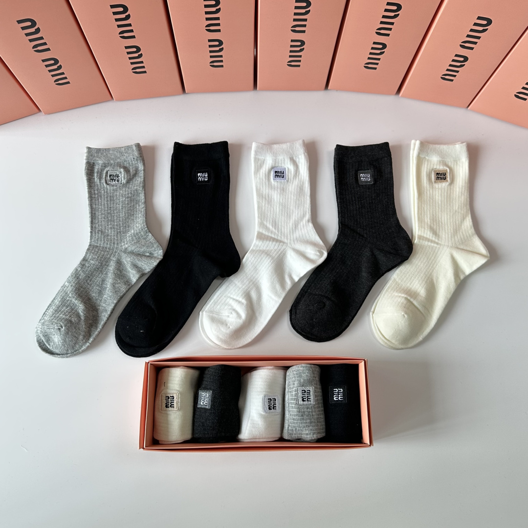 💛配专柜包装MiuMiu（缪缪）新款刺绣中长款堆堆袜袜子！一盒五双，专柜同步筒袜袜子，💛大牌出街，潮人必
