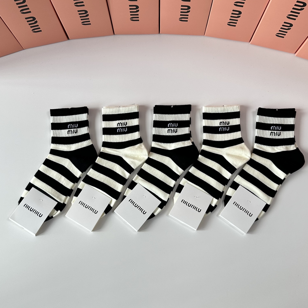 NO:851829,Special packaging MiuMiu's new mid-length pile socks!  Five pairs in a box, synchronized tube socks at the counter, big brands out on the street, must-have socks for fashionistas, stockings, socks, miumiu, socks19860909特 配包装 MiuMiu（缪缪）新款中长款堆堆袜袜子！一盒五双, 专柜同步筒款袜子,大牌出街,潮人必备超好搭袜子,丝袜,袜子,miumiu,socks,accessory