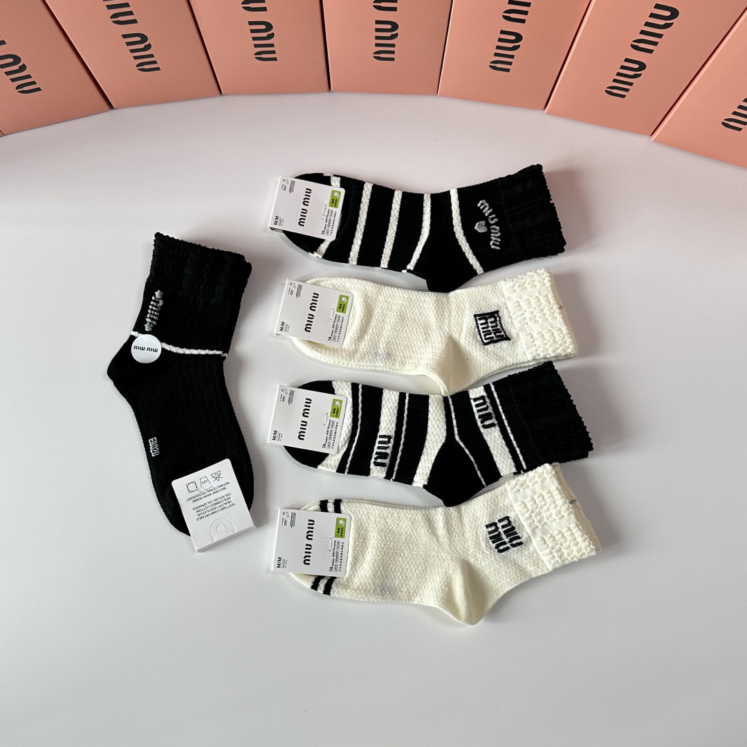 💛配包装MiuMiu（缪缪）新款经典中长筒袜堆堆袜袜子！一盒五双， 专柜同步筒袜袜子，💛大牌出街，潮人必