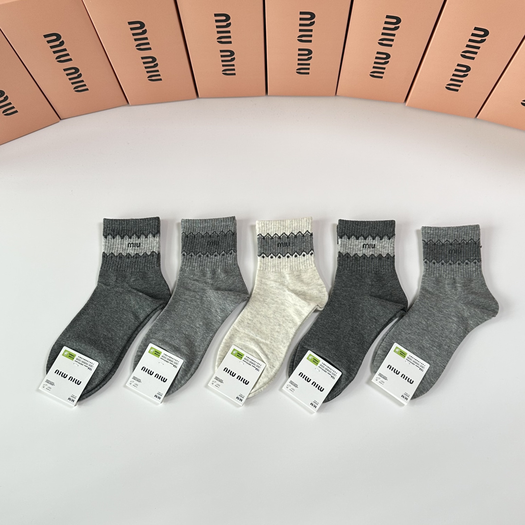 NO:851802,Specially equipped with counter packaging MiuMiu's new mid-length pile socks!  Five pairs in a box, counter-synchronized tube socks, big brands out on the street, a must-have for fashionistas, super easy to match. Socks, stockings, socks, miumiu, socks19860909特 配专柜包装 MiuMiu（缪缪）新款中长款堆堆袜袜子！一盒五双,专柜同步筒袜袜子,大牌出街,潮人必备超好搭.袜子,丝袜,袜子,miumiu,socks,accessory