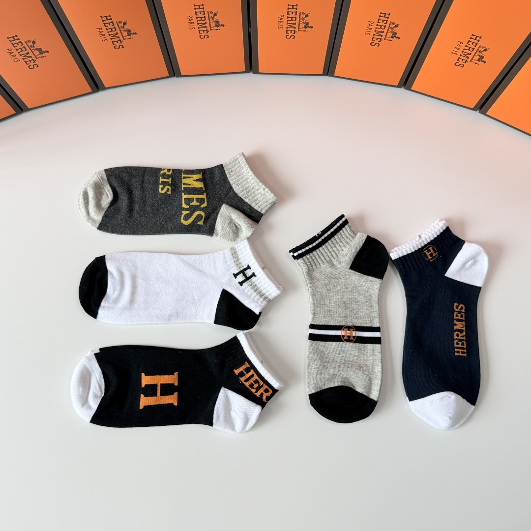💛配包装Hermes （爱马仕）新款中短款堆堆袜袜子！一盒五双， 专柜同步筒款袜子，💛大牌出街，潮人必备
