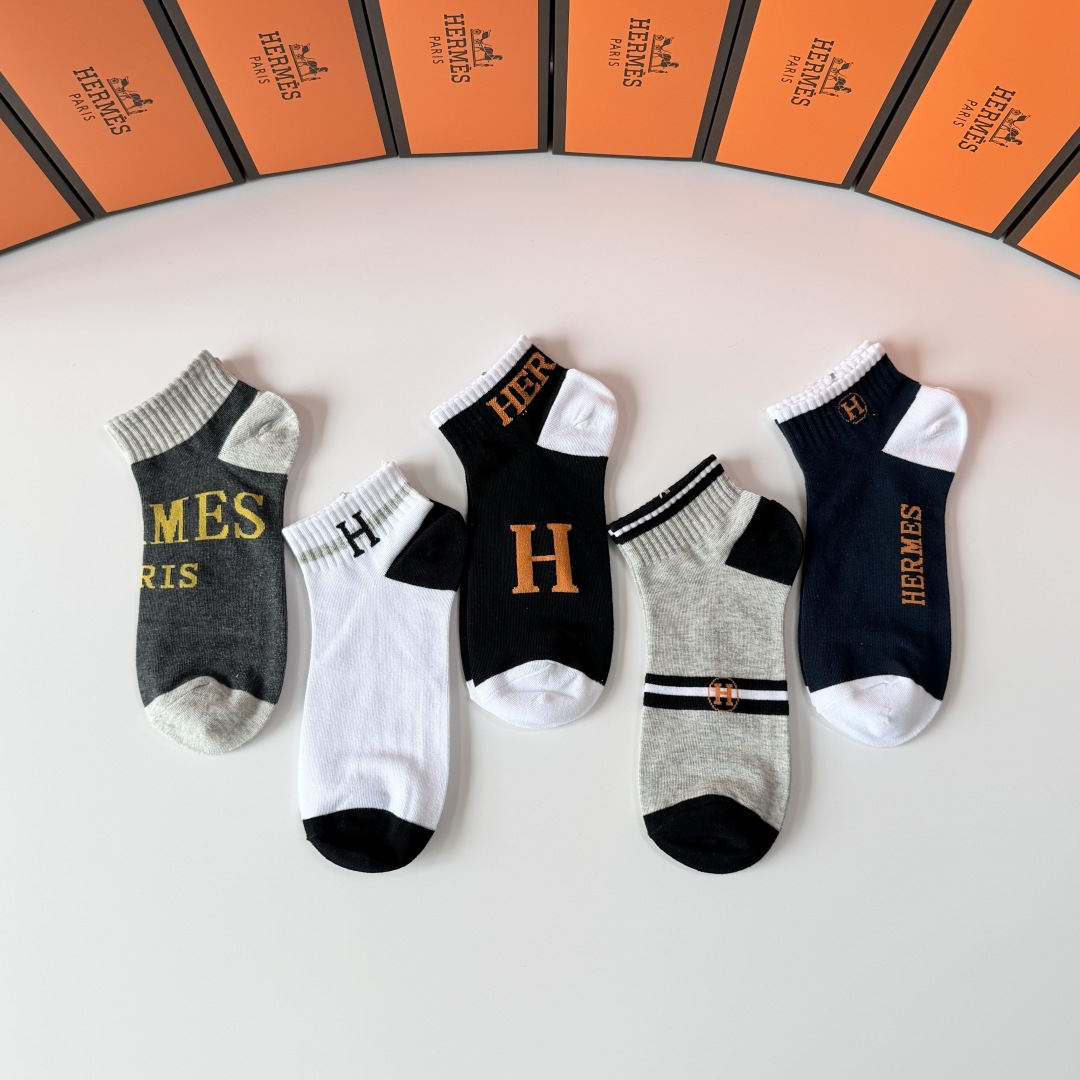 💛配包装Hermes （爱马仕）新款中短款堆堆袜袜子！一盒五双， 专柜同步筒款袜子，💛大牌出街，潮人必备
