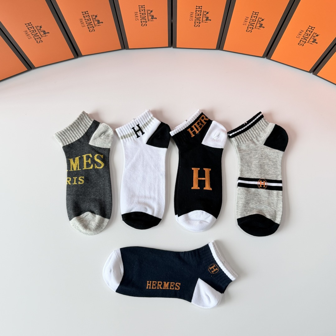 💛配包装Hermes （爱马仕）新款中短款堆堆袜袜子！一盒五双， 专柜同步筒款袜子，💛大牌出街，潮人必备