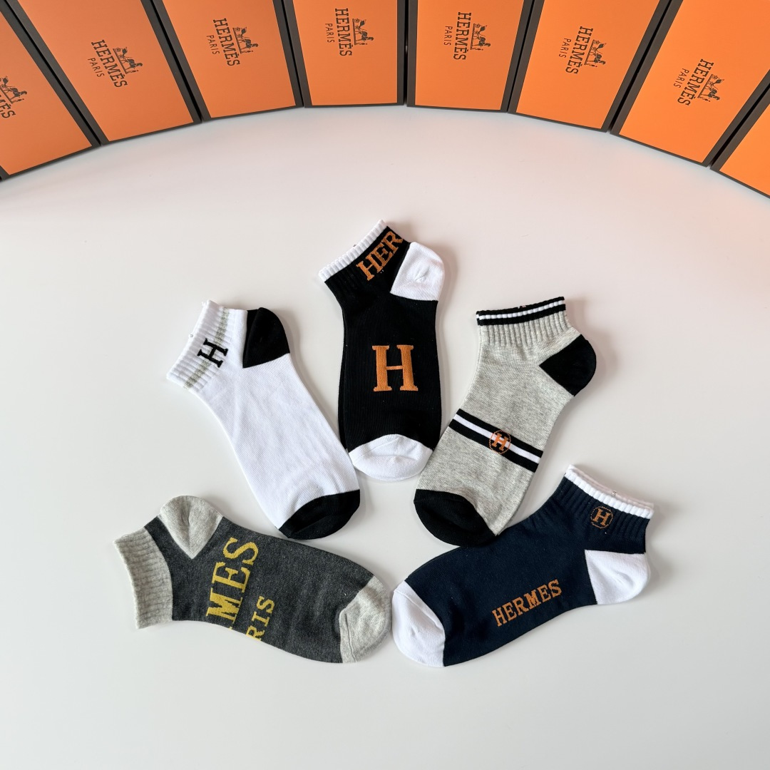 💛配包装Hermes （爱马仕）新款中短款堆堆袜袜子！一盒五双， 专柜同步筒款袜子，💛大牌出街，潮人必备