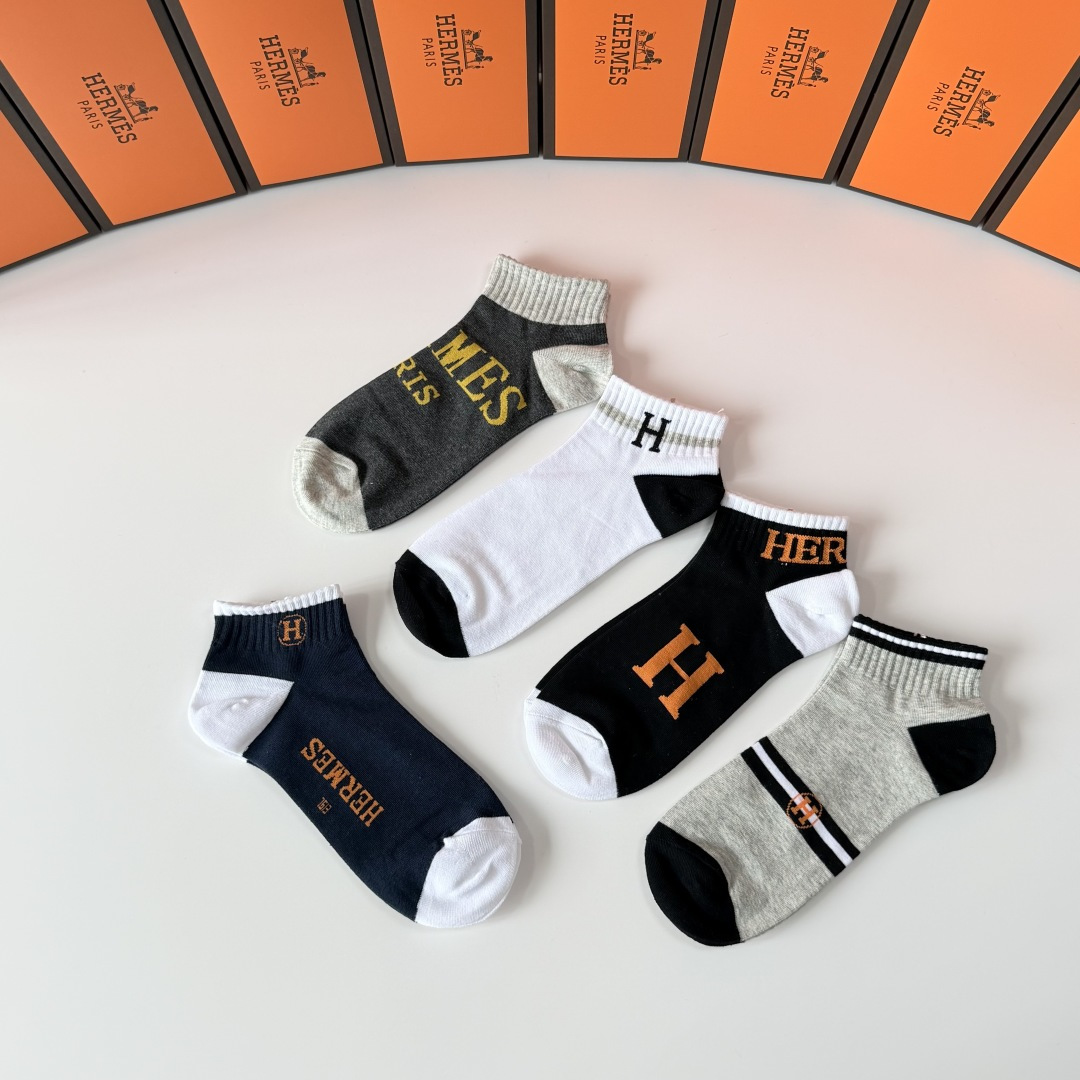 💛配包装Hermes （爱马仕）新款中短款堆堆袜袜子！一盒五双， 专柜同步筒款袜子，💛大牌出街，潮人必备