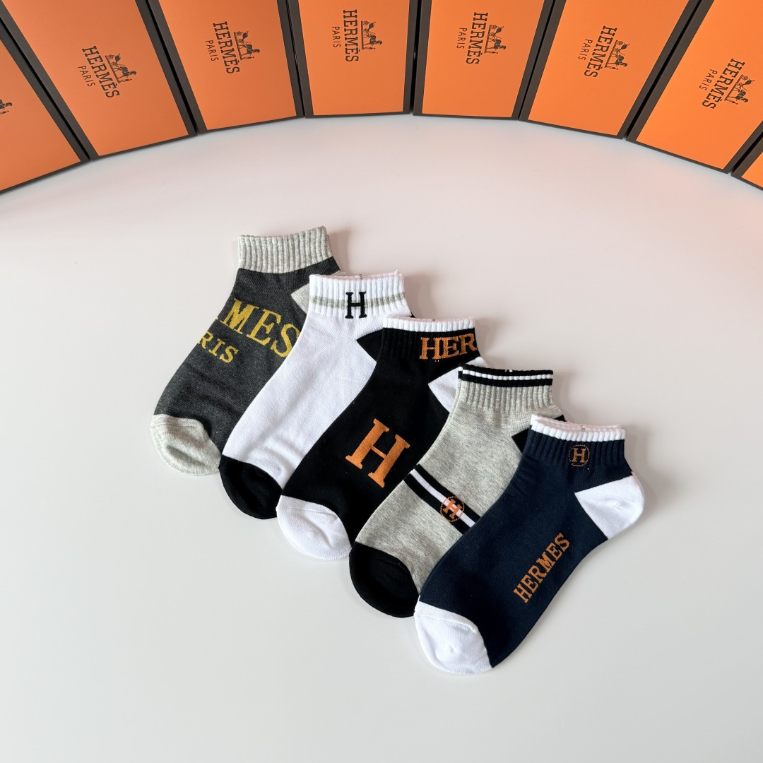 💛配包装Hermes （爱马仕）新款中短款堆堆袜袜子！一盒五双， 专柜同步筒款袜子，💛大牌出街，潮人必备