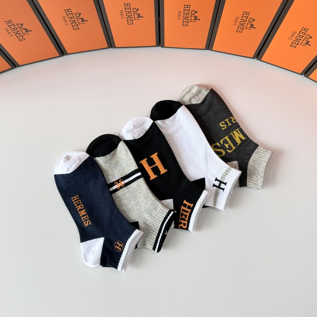 💛配包装Hermes （爱马仕）新款中短款堆堆袜袜子！一盒五双， 专柜同步筒款袜子，💛大牌出街，潮人必备