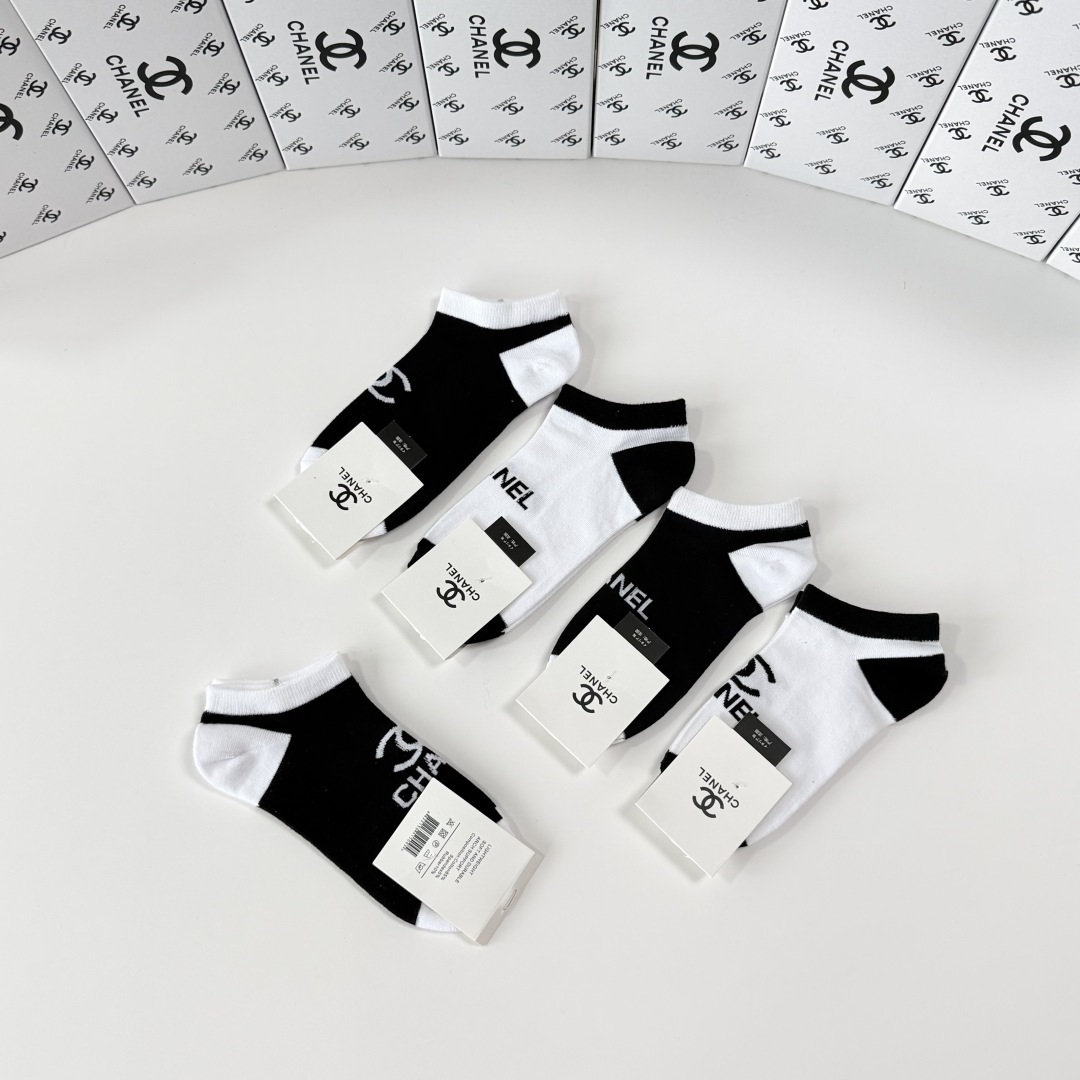 💛配包装Chanel（香奈儿）新款中短款堆堆袜袜子！一盒五双， 专柜同步筒款袜子，💛大牌出街，潮人必备。