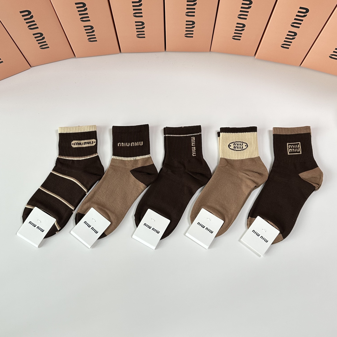 NO:851947,Special packaging MiuMiu's new mid-length pile socks!  Five pairs in a box, synchronized tube socks at the counter, big brands out on the street, must-have socks for fashionistas, stockings, socks, miumiu, socks19860909特 配包装 MiuMiu（缪缪）新款中长款堆堆袜袜子！一盒五双, 专柜同步筒款袜子,大牌出街,潮人必备超好搭袜子,丝袜,袜子,miumiu,socks,accessory
