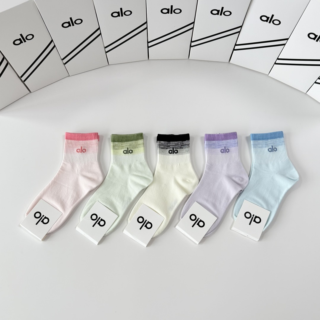 💛配包装Alo（阿洛）新款中长款堆堆袜袜子！一盒五双， 专柜同步筒款袜子，💛大牌出街，潮人必备。超好搭