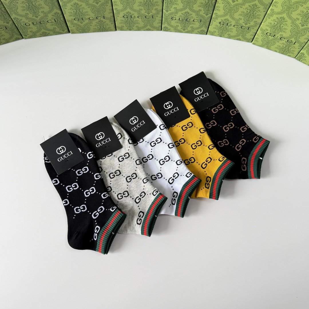 💛配专柜包装Gucci（古驰）新款中短款堆堆袜袜子！一盒五双，专柜同步筒袜袜子，💛大牌出街，潮人必备。超