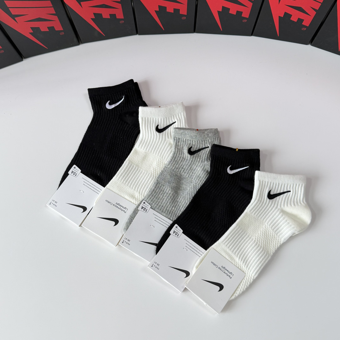 💛配专柜包装NIKE（耐克）新款刺绣中短款袜堆堆袜袜子！一盒五双，专柜同步筒袜袜子，💛大牌出街，潮人必备
