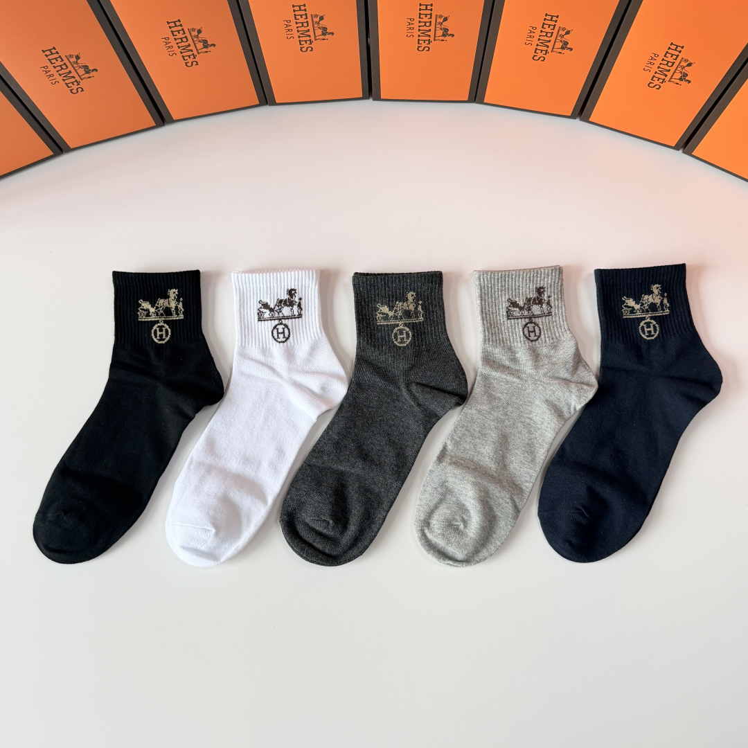 NO:852164,Specially equipped with counter packaging Hermes' new mid-length socks!  Five pairs in a box, counter-synchronized tube socks, big brands out on the street, a must-have for fashionistas, super easy to match. Socks, stockings, socks, hermes, hermes, socks19860909特 配专柜包装 Hermes（爱马仕）新款中长款堆堆袜袜子！一盒五双,专柜同步筒袜袜子,大牌出街,潮人必备超好搭.袜子,丝袜,袜子,hermes,hermes,socks,accessory