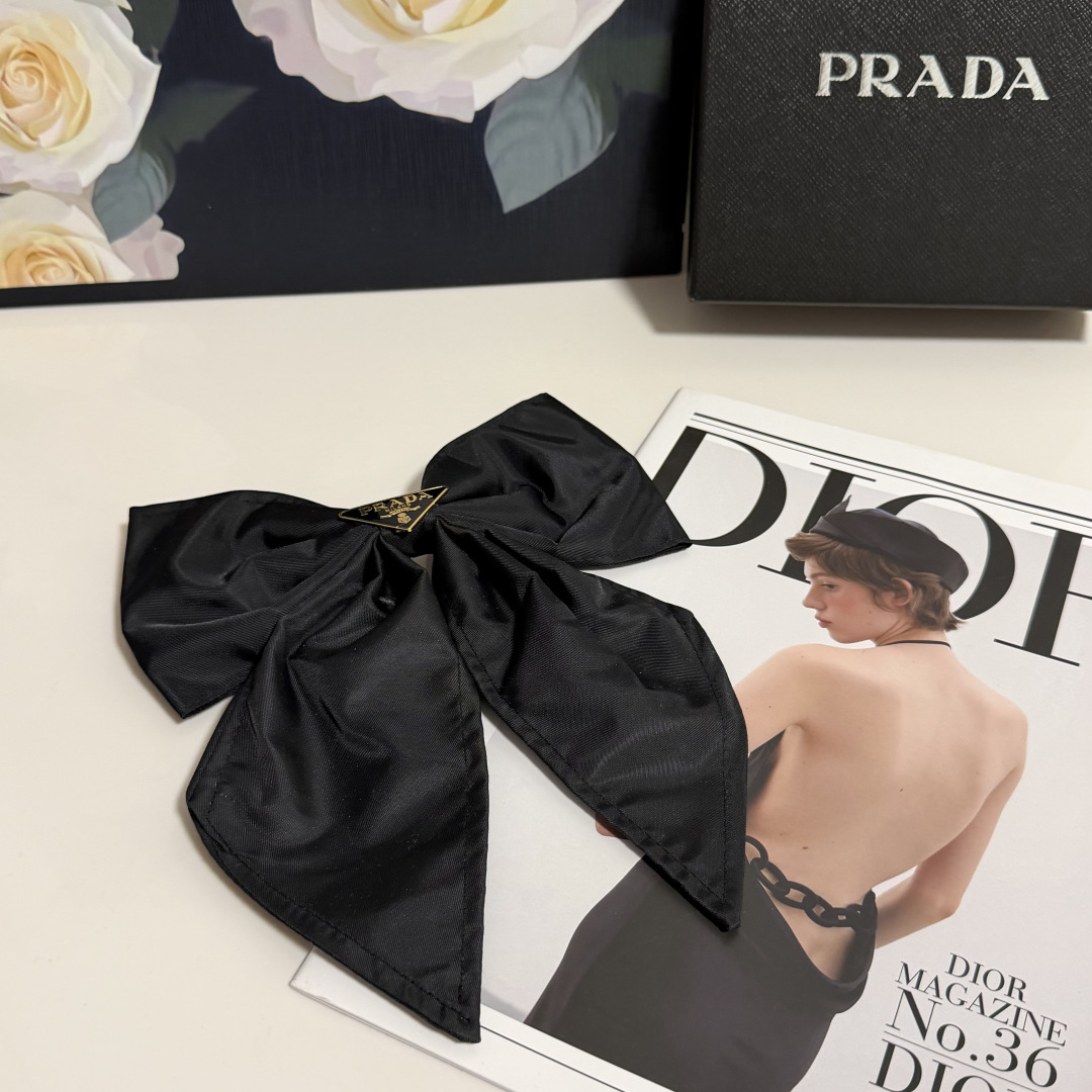 NO:854180,Specially equipped with counter packaging Prada’s latest bow-knot second-hand hardware clip# Trust me!  A must-have item for everyone. This piece must be bought. It has a western and fairy-like appearance. The little fairy wants to keep it. Whoever wears it will look better ~ hairpins, hairpins, prada, prada, hairpins19860909特 配专柜包装 Prada（普拉达）最新蝴蝶结中古五金发夹# 信我！人手必备的单品 这件必须买 洋气神仙颜值 小仙女要收了它,谁戴谁好看～发夹,发夹,prada,prada,hairpins,accessory