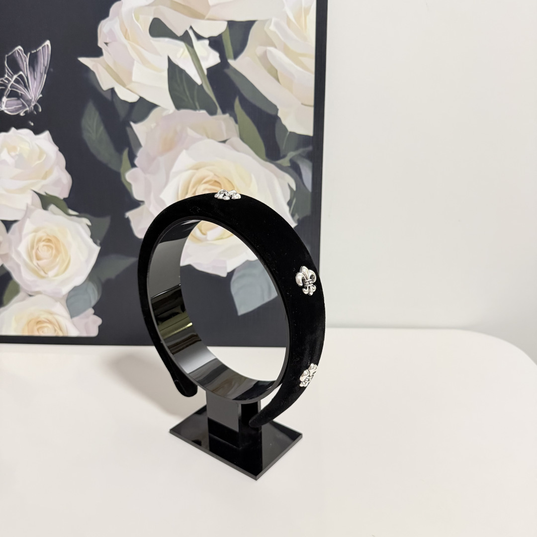 NO:854221,Special (single) with counter packaging ChromeHearts (Chrome Heart) latest medieval v hairbands. Elegant girls are worth buying. Very easy to match. Temperament and tasteful hairpins, hairpins, chrome hearts, chrome hearts, hairpins19860909特（单个）配专柜包装 ChromeHearts（克罗心）最新中古v发箍 优雅的girl值得入手 非常好搭配 气质有品位发夹,发夹,chrome hearts,chrome hearts,hairpins,accessory