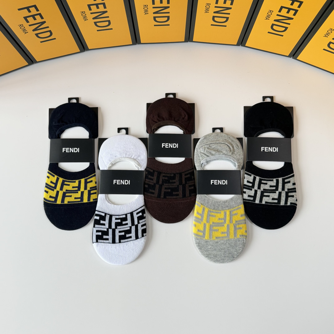 💛配专柜包装FENDI（芬迪）新款船袜款袜堆堆袜袜子！一盒五双，专柜同步筒袜袜子，💛大牌出街，潮人必备。