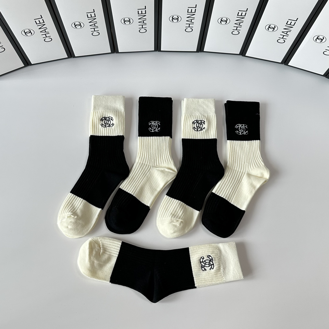 💛配专柜包装Chanel（香奈儿）新款刺绣中长款堆堆袜袜子！一盒五双，专柜同步筒袜袜子，💛大牌出街，潮人
