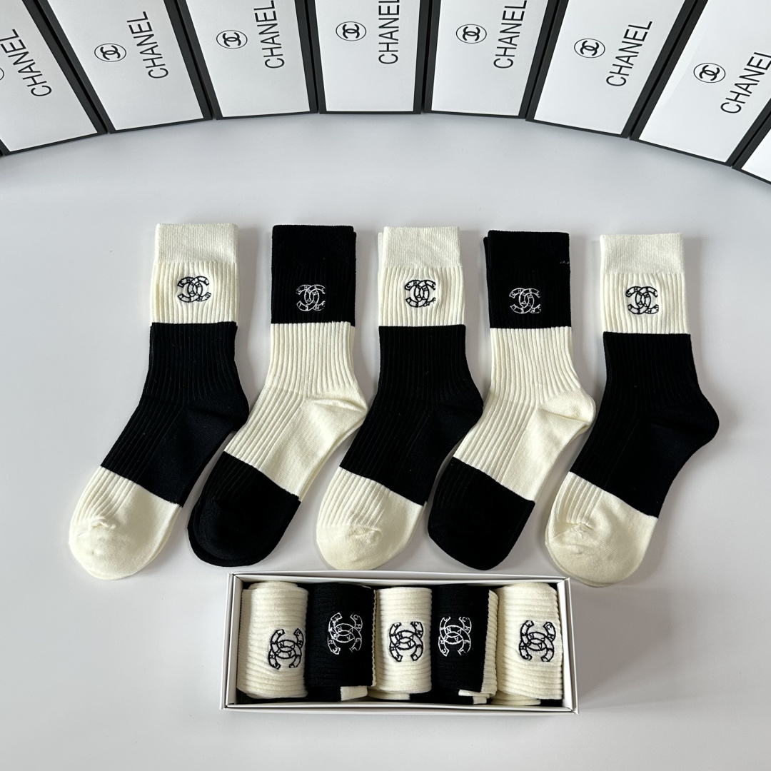 💛配专柜包装Chanel（香奈儿）新款刺绣中长款堆堆袜袜子！一盒五双，专柜同步筒袜袜子，💛大牌出街，潮人