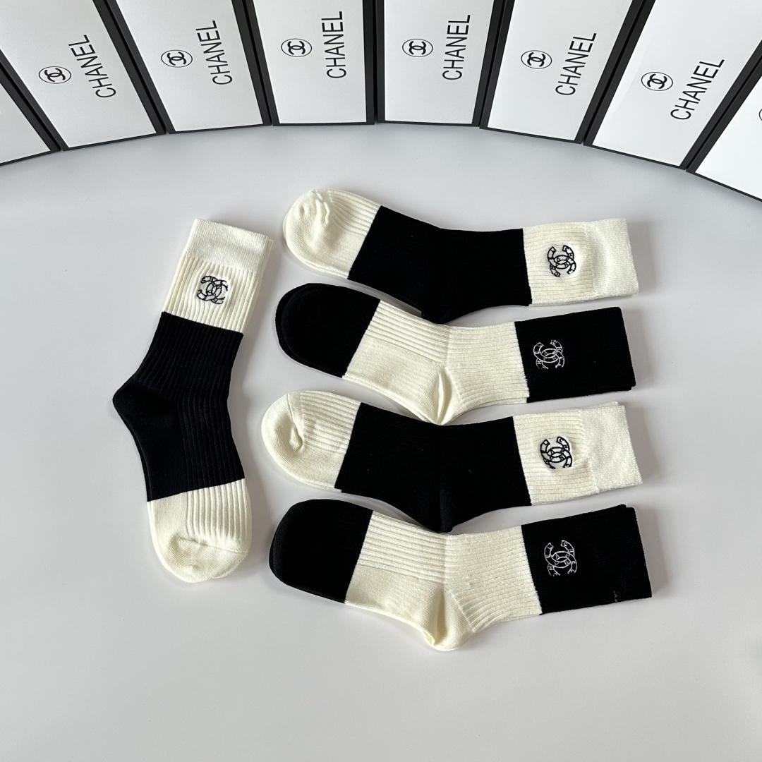 💛配专柜包装Chanel（香奈儿）新款刺绣中长款堆堆袜袜子！一盒五双，专柜同步筒袜袜子，💛大牌出街，潮人