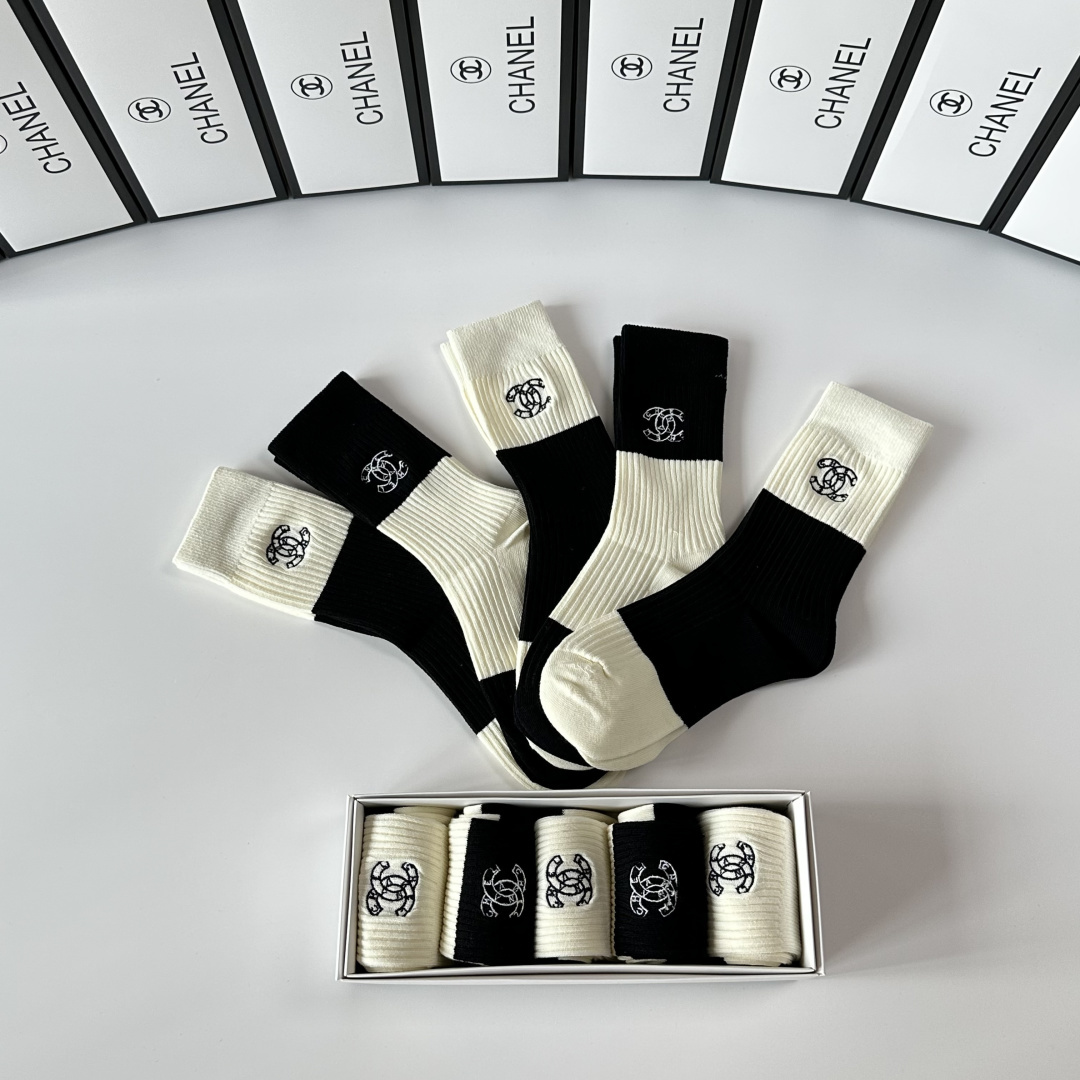 💛配专柜包装Chanel（香奈儿）新款刺绣中长款堆堆袜袜子！一盒五双，专柜同步筒袜袜子，💛大牌出街，潮人