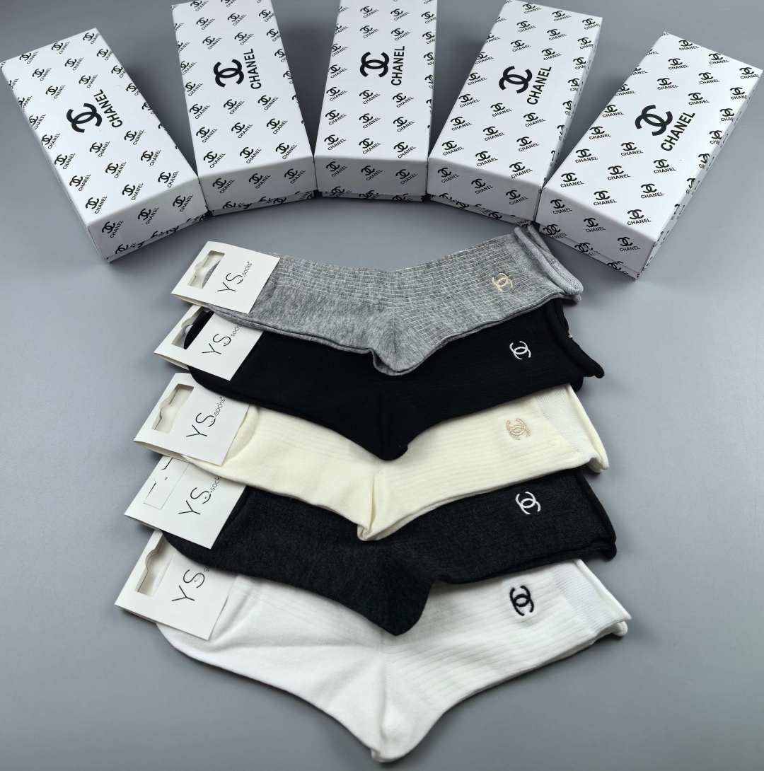 💛配包装Chanel（香奈儿）新款经典刺绣中长款堆堆袜袜子！一盒五双， 专柜同步筒袜袜子，💛大牌出街，潮