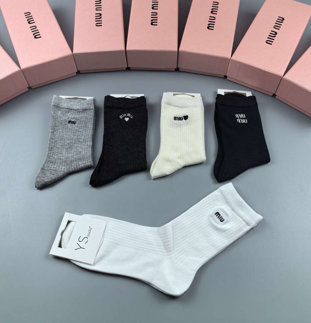 💛配包装MIUMIU（缪缪）新款经典刺绣中长款堆堆袜袜子！一盒五双， 专柜同步筒袜袜子，💛大牌出街，潮人