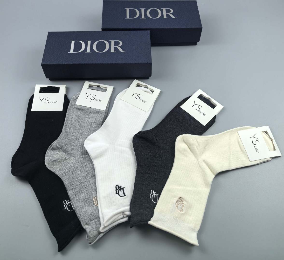💛配包装DIOR（迪奥）新款经典刺绣中长款堆堆袜袜子！一盒五双， 专柜同步筒袜袜子，💛大牌出街，潮人必备