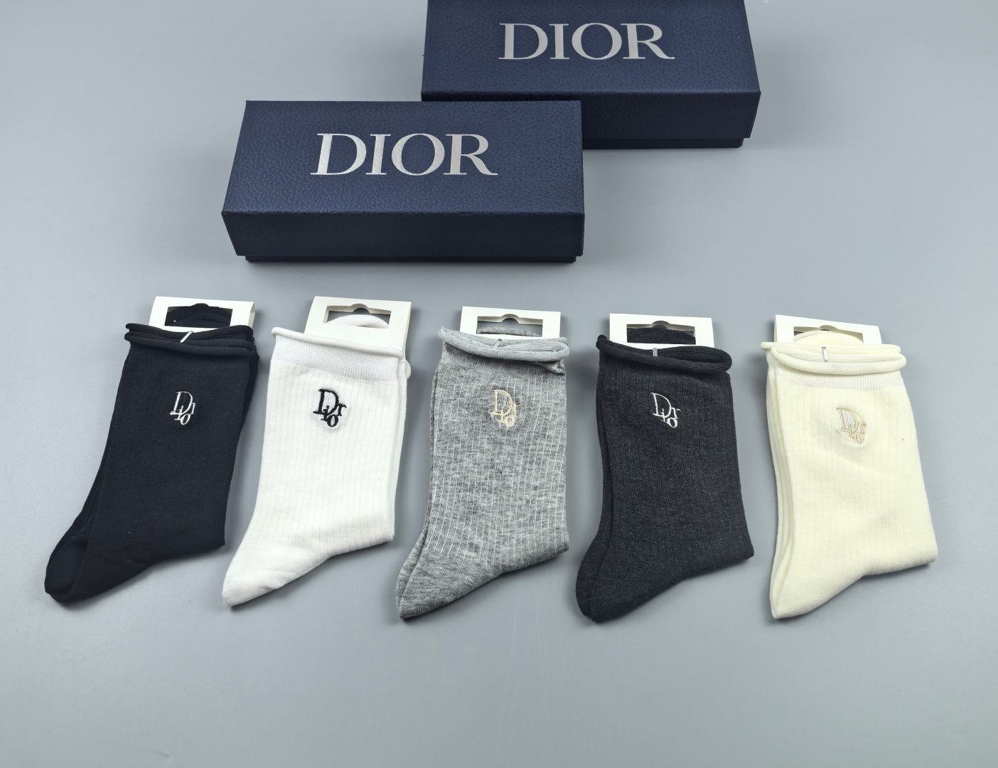 💛配包装DIOR（迪奥）新款经典刺绣中长款堆堆袜袜子！一盒五双， 专柜同步筒袜袜子，💛大牌出街，潮人必备