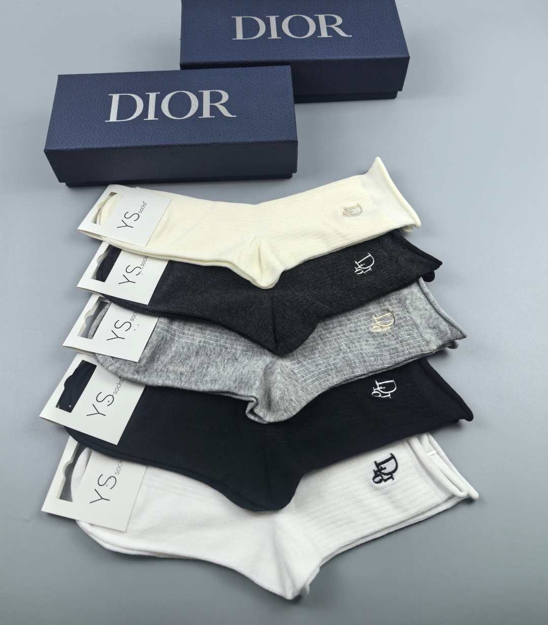 💛配包装DIOR（迪奥）新款经典刺绣中长款堆堆袜袜子！一盒五双， 专柜同步筒袜袜子，💛大牌出街，潮人必备