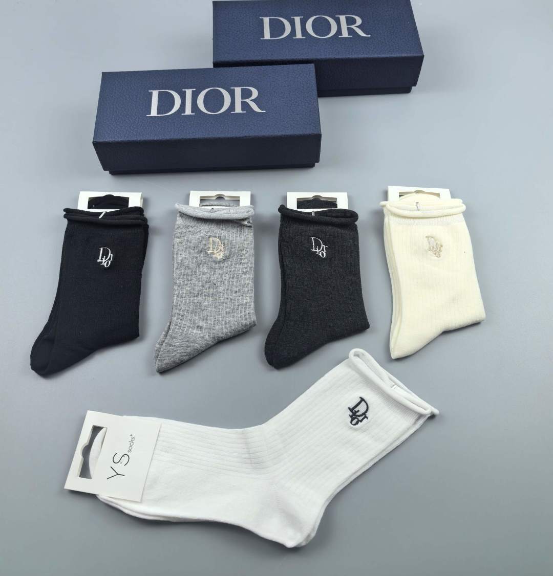 💛配包装DIOR（迪奥）新款经典刺绣中长款堆堆袜袜子！一盒五双， 专柜同步筒袜袜子，💛大牌出街，潮人必备