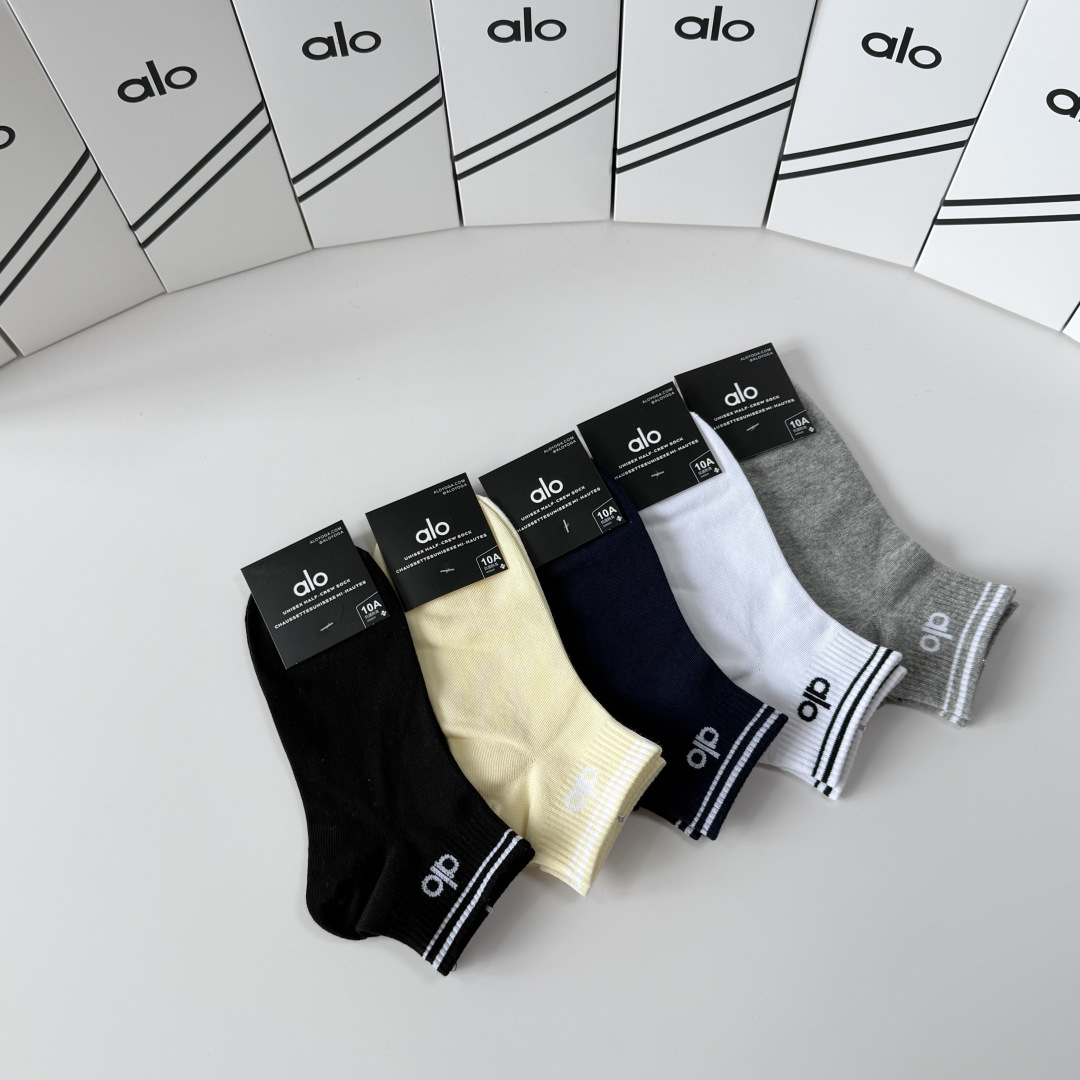 💛配包装Alo（阿洛）新款中短款堆堆袜袜子！一盒五双， 专柜同步筒款袜子，💛大牌出街，潮人必备。超好搭